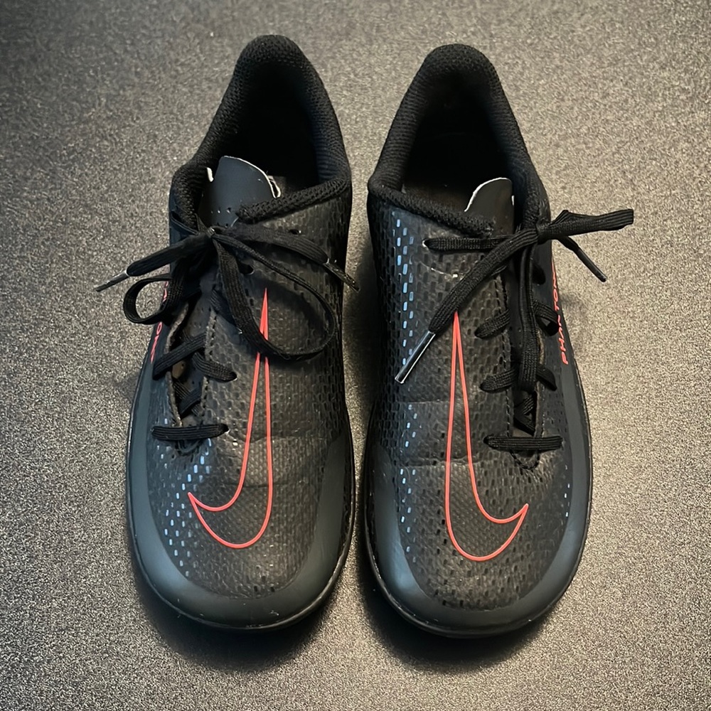Selling a pair of gently used Nike Phantom Indoor Soccer Shoe Youth Size 13